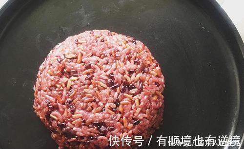 糙米饭|用它代替米饭，不但能减肥，还能补血，常吃脸粉嫩如桃花