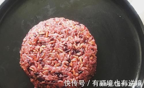 糙米饭|用它代替米饭,不但能减肥,还能补血,常吃脸粉嫩如桃花