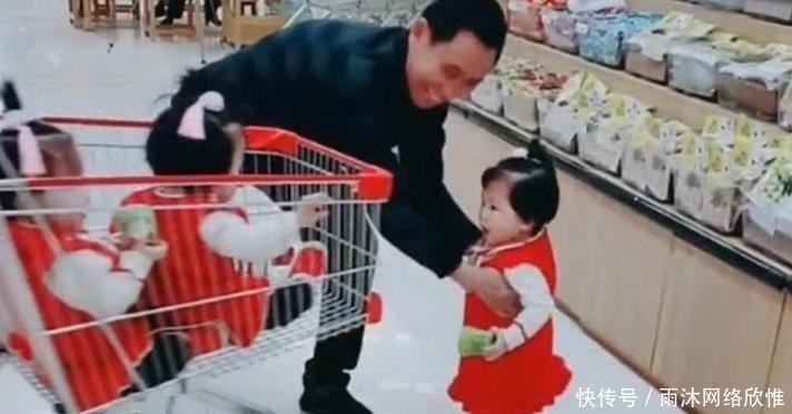 多胞胎|爷爷带三胞胎逛超市，不料宝宝们却做出这样的反应，爷爷好想哭