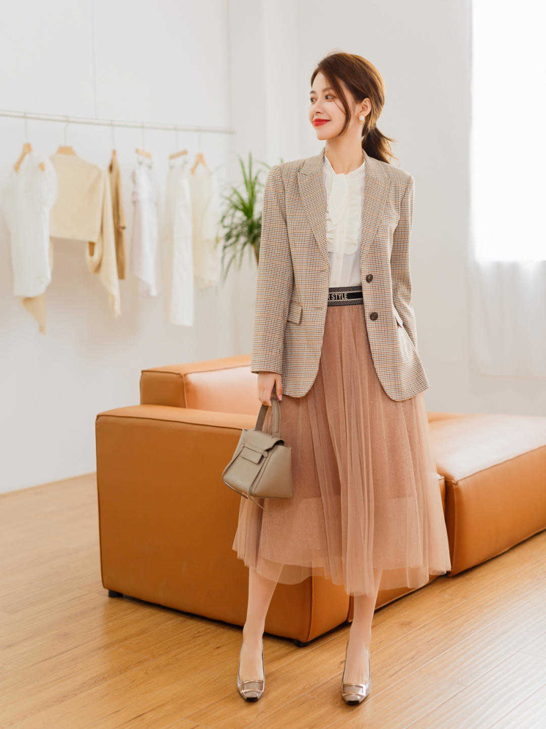 马丁靴 女生秋冬穿风衣时,不管高矮,搭配这些鞋子,照样很高级