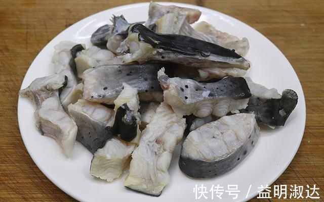 1条钳鱼，加1块豆腐，天冷了就这样吃，嫩滑鲜美，营养又暖和