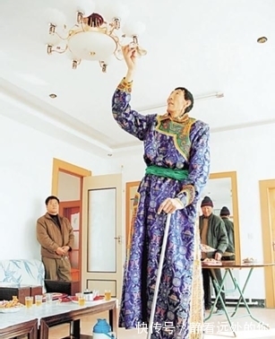 夏淑娟|身高2米36的巨人鲍喜顺,12年前不听医生劝阻生下儿子,赌对了吗