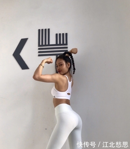 锻炼|自己健身就算了,还拉上外国男友健身房秀恩爱,网友:狗粮吃饱了