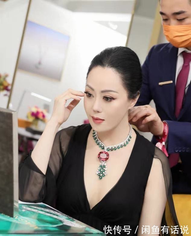 单品|章小蕙真壕,戴的项链钻石一颗比一颗大,配黑色礼服贵妇范十足