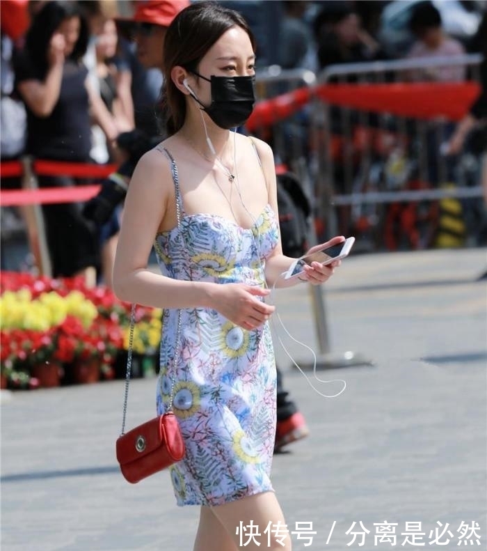 街拍:小吊带连衣裙和大长腿完美搭配, 街头靓丽的风景!