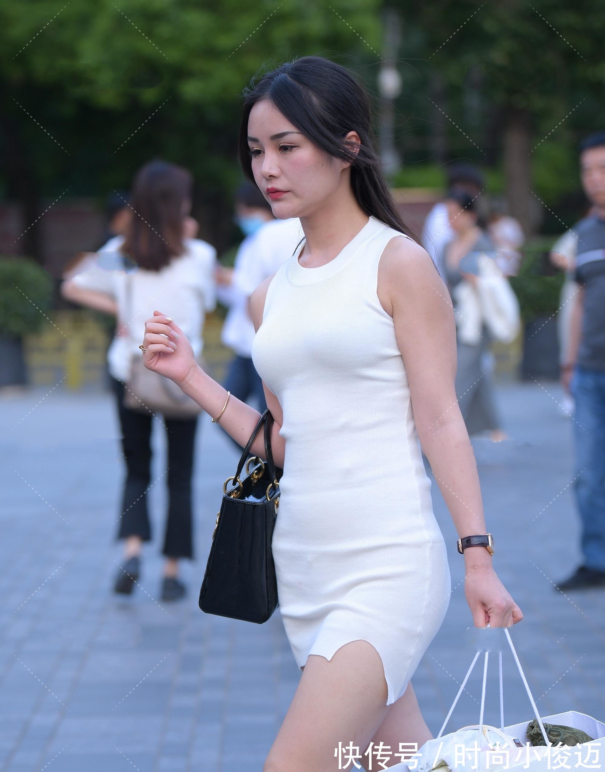身材 白色紧身针织裙穿搭，干净利落，清爽性感的秀身材裙装