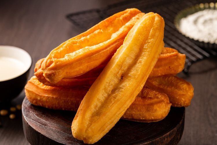 早餐店老板教你炸油条,分享详细配方,个个蓬松酥脆,干净又卫生