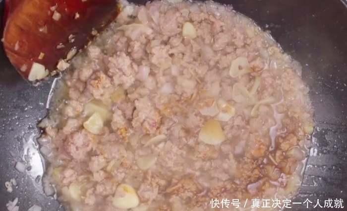 分享一款好吃的凉拌面,搭配两种美味酱料,鲜香解馋,家人都爱吃