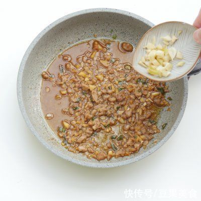 肉丁泡菜拌豆腐你这么做，不怕你不上瘾