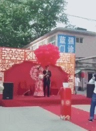 |搞笑GIF:姑娘,这身旗袍穿在你身上,我还以为仙女下凡了