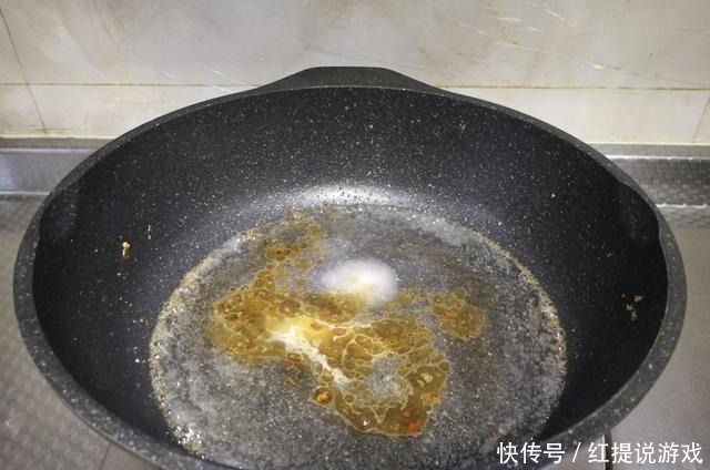 豆腐最简单的做法,裹上蛋液煎着吃,不易碎还很脆
