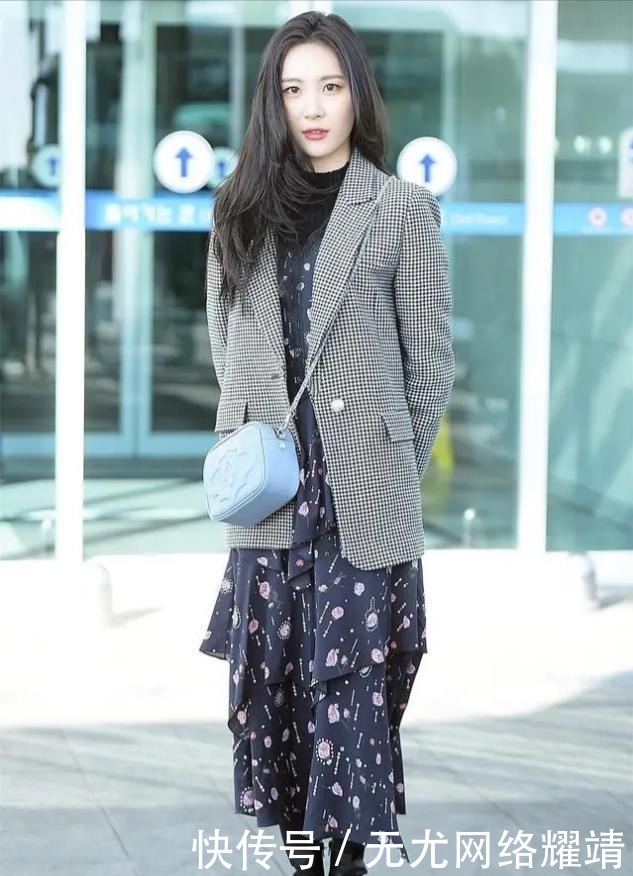 碎花|“百褶裙”不受宠了,今年开始流行“奶奶裙”,青春减龄有气质