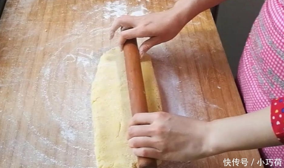 筷子|小米里加1个鸡蛋, 筷子一搅, 简单一揉一擀, 一出锅孩子抢着吃