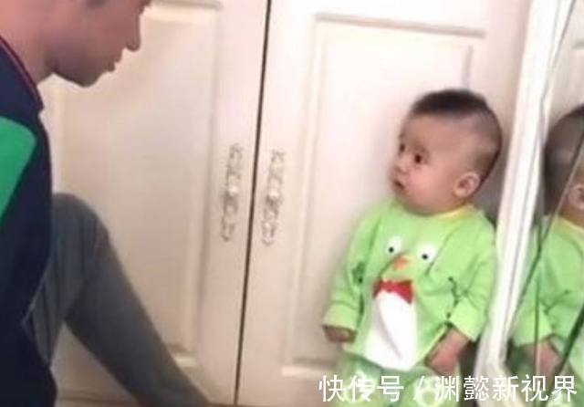 奶娃|宝宝深夜看电视被爸爸罚站,委屈地看着爸爸,模样简直是太可爱了