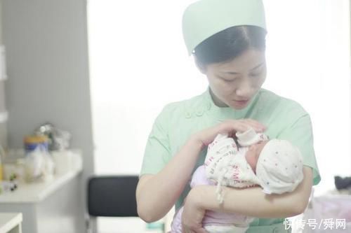 报警|女儿3岁还不会走路,妈妈送去医院检查,医生却轻声说报警吧