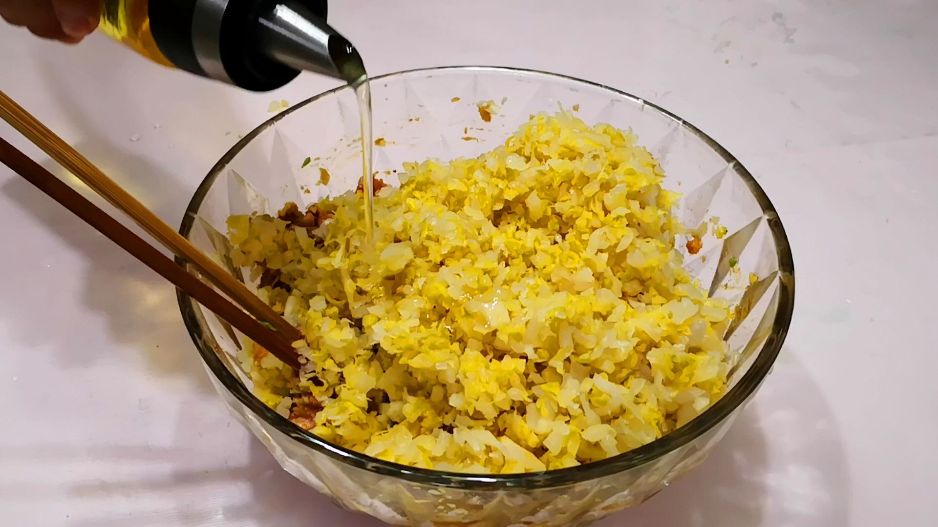  饺子|酸菜饺子好吃有诀窍，只需学会如此调馅，酸菜没异味，味道格外香