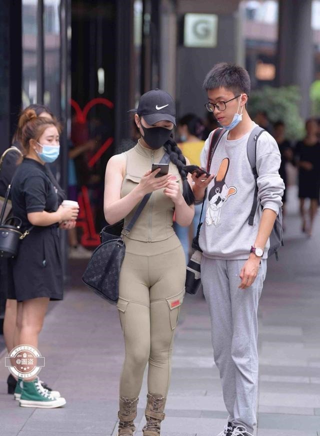 装扮 简单利落的打底裤装扮显出典雅气质,时尚百搭又耐看,简洁干练!