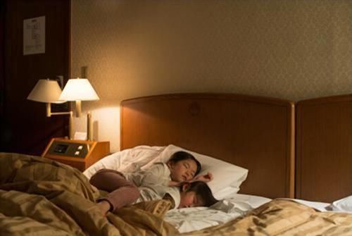 不舒服|宝宝睡觉总是踢被子?可能不是觉得热,三种“不舒服”父母早发现