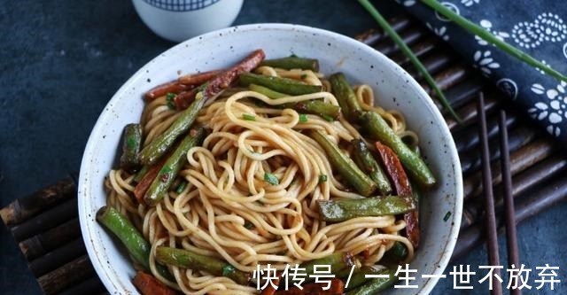好吃|北方焖面最好吃的做法,不加一滴水,鲜香入味,一锅吃了个精光!