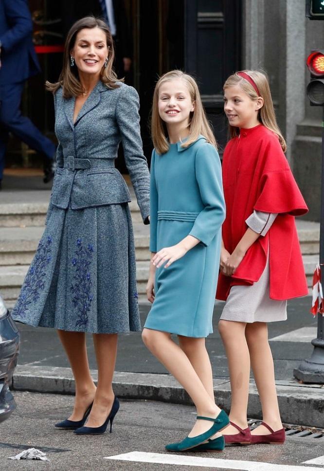 印花连衣裙|西班牙公主莱昂诺尔真会穿,无袖印花连衣裙清新减龄,娇俏甜美