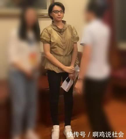 当家花旦|46岁的董卿，在路人的镜头下长这样身高也暴露了