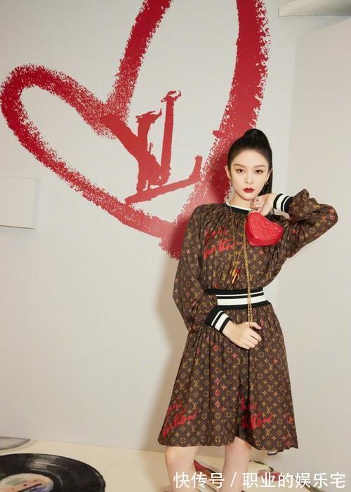 现代感|被傅菁给惊艳到了,穿复古印花裙还扎高马尾,气质改变不少