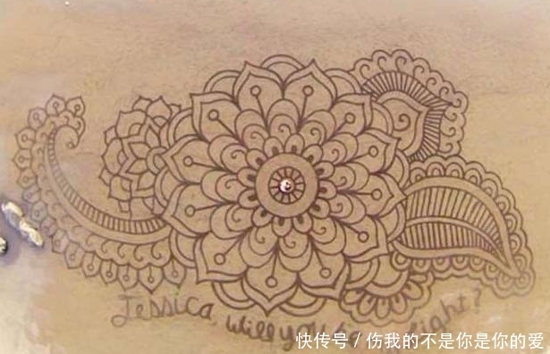 沙滩上|他拿耙子在沙滩挖着什么,当人们走过去全拍手称赞