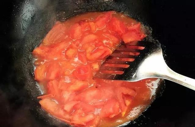 盖浇饭|西红柿炒鸡蛋，什么时候放盐很关键！用对方法，汤汁浓郁下饭香