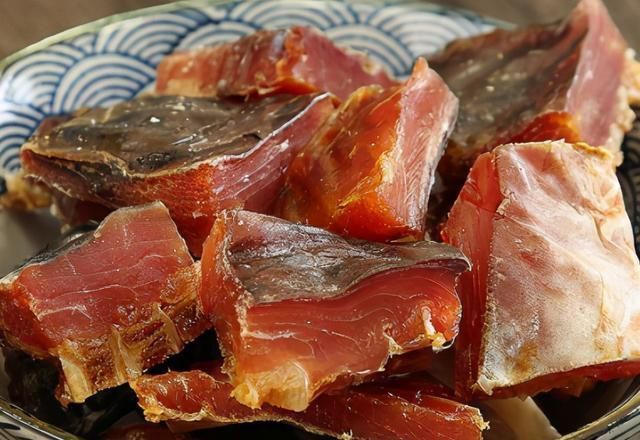鱼肉|腌咸鱼时,别直接抹盐腌,多加1个步骤,咸鱼咸香入味,更易储存