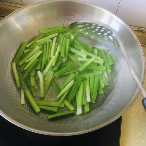 广式腊肠炒芹菜,简单美味的快手菜