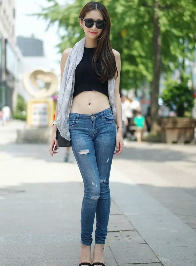亲肤|美女街拍:牛仔裤小姐姐的搭配亲肤舒适,穿出纤细双腿曲线
