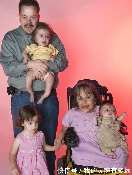 斯泰茜|全球身材最矮小的母亲仅70厘米,不听医生警告拿命生下三个孩子