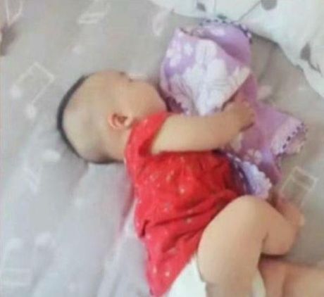 儿子|爸爸搂着女儿睡午觉,镜头一转,网友 儿子应该是赠品