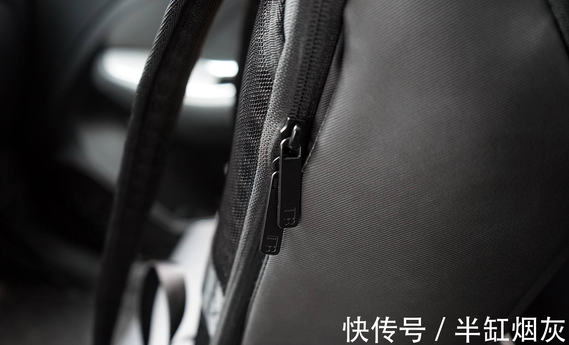 笔者 男人的背包就应该是这样有棱角,不复杂!第一眼就爱上了