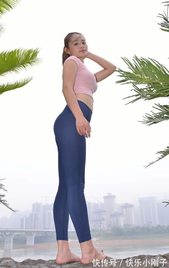 黑色 白色外套搭配黑色紧身裤,经典黑白的组合,显得更加的帅气