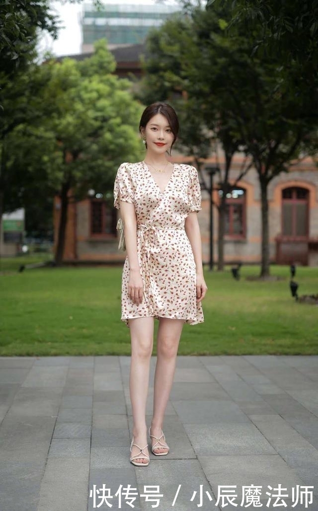 路人街拍,搭配粉红色的吊带,轻松在人群中脱