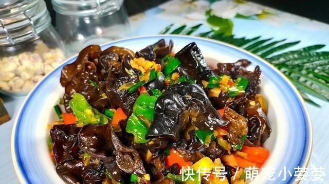 黑木耳|冬季必备的进补素菜，它排第1名，钙和铁比牛肉高，要常给孩子吃