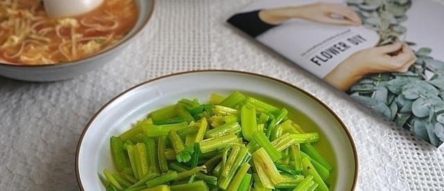 中午，买11块钱的菜，做了3菜1汤，在朋友圈火了，网友想来蹭饭