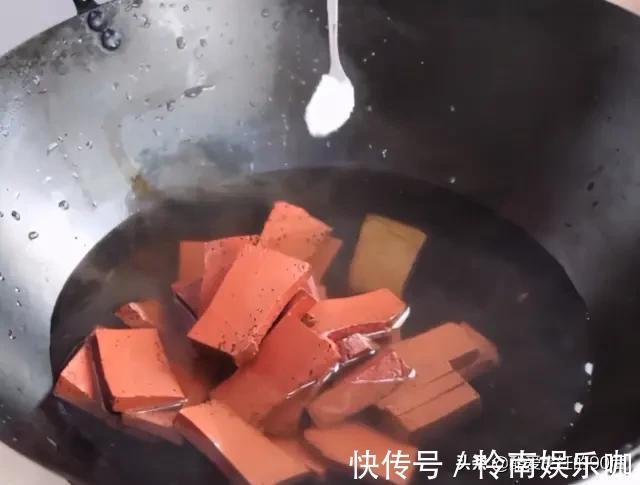 干辣椒|炒猪血,多放“2黄1红1绿”,炒出来的猪血鲜香嫩滑,关键无腥味