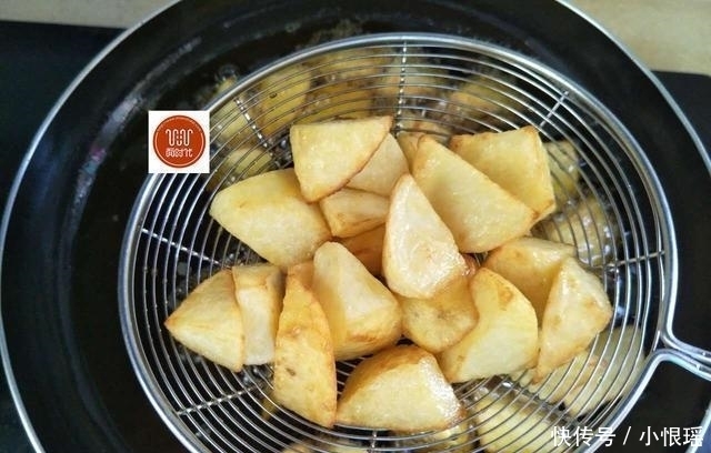 美味|土豆新吃法,这么做简单又美味,比肉都好吃,做一盘,上桌就光盘