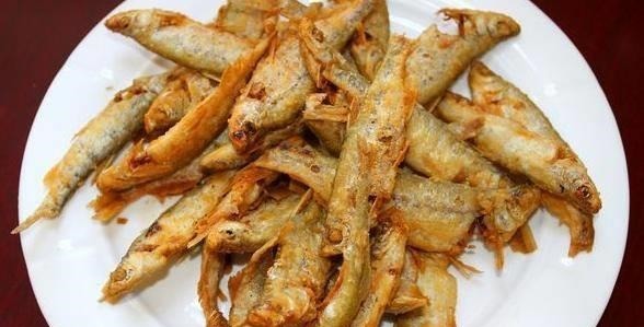 炸小鱼,直接用面粉就错了!大厨教你正确做法,外酥里嫩,不回潮