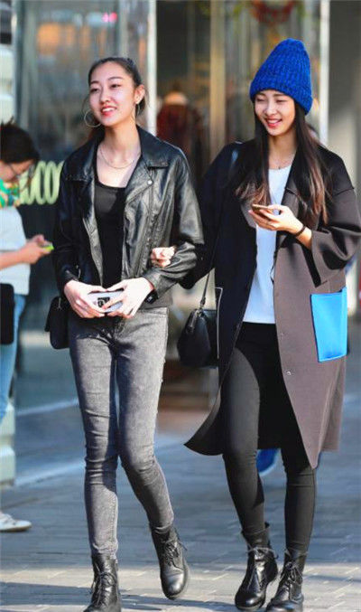 街拍：美女穿一字肩吊带长裙，长相甜美，长发披肩温婉动人