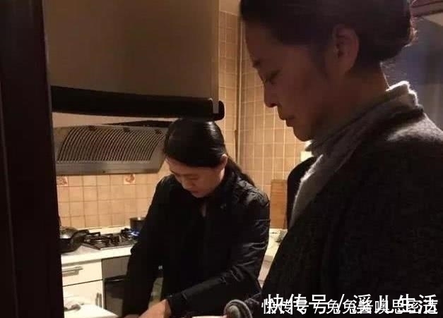 保姆|倪萍豪宅曝光,和保姆一起下厨做饭,网友不愧是央视一姐