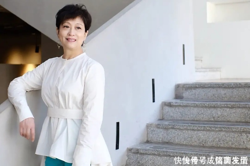 洋气|女人到了60岁,最好不要烫小卷,教你这样选发型,时髦减龄又洋气