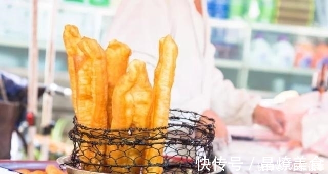 浩浩|4岁男孩掉入油锅,奶奶的行为救了孙子,医生称赞:平时没少看书