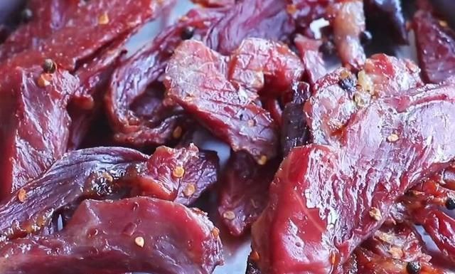 自制风干肉，做法简单，口感筋道无腥味还不柴，比风干牛肉好吃