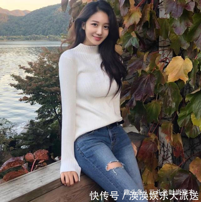 裤尾 紧身牛仔裤美女，清新迷人又优雅别致，别样的潮流范让人迷恋！