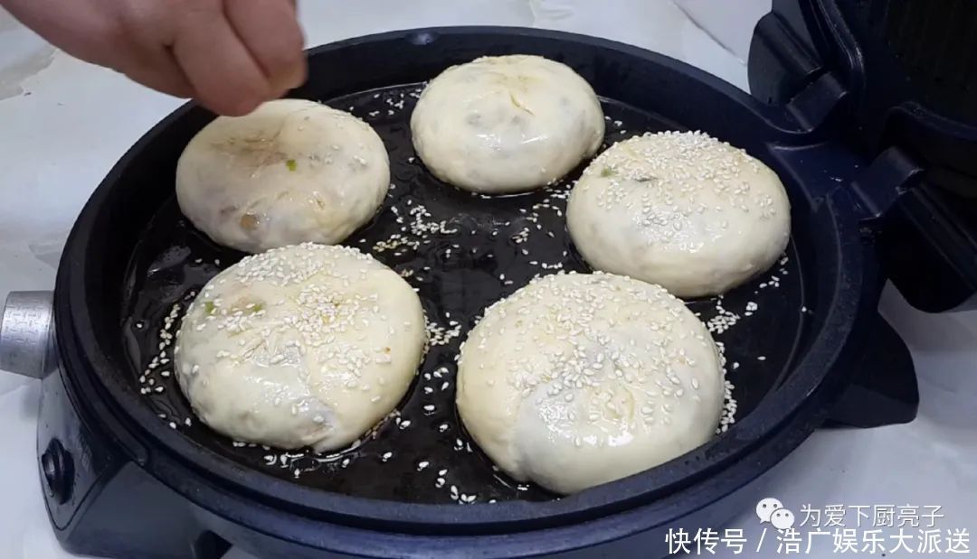 鸡蛋|土豆别再炒着吃了,撒1把葱花,比鸡蛋饼还香,出锅孩子都抢着吃