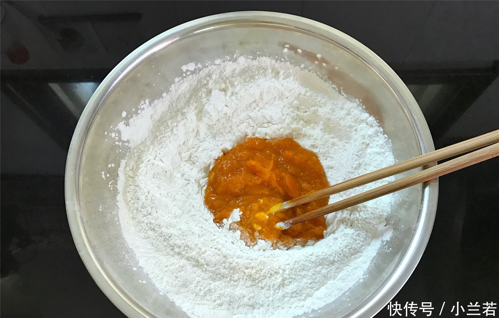 1块南瓜,1碗糯米粉,教你做南瓜丸子,香甜软糯,好吃不上火