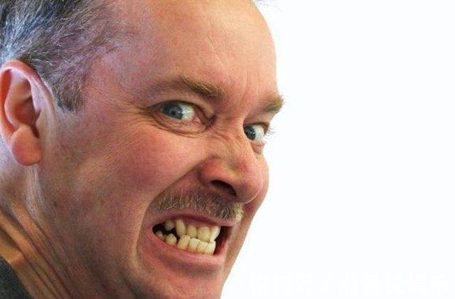 吸烟者|男人45到55岁是“生死坎”，这7件事再喜欢也忍住，别让身体垮掉